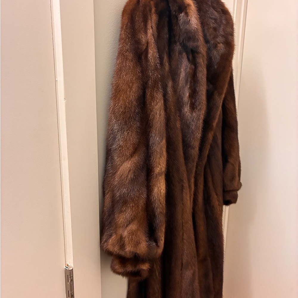 Luxurious Brown Fur Coat - Picture 2 of 11